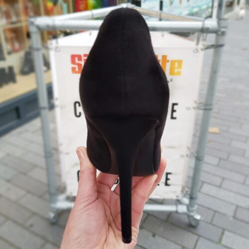 Zwarte suedelook pumps met hoge steile naaldhak | Klassieke zwarte hakken in suedelook