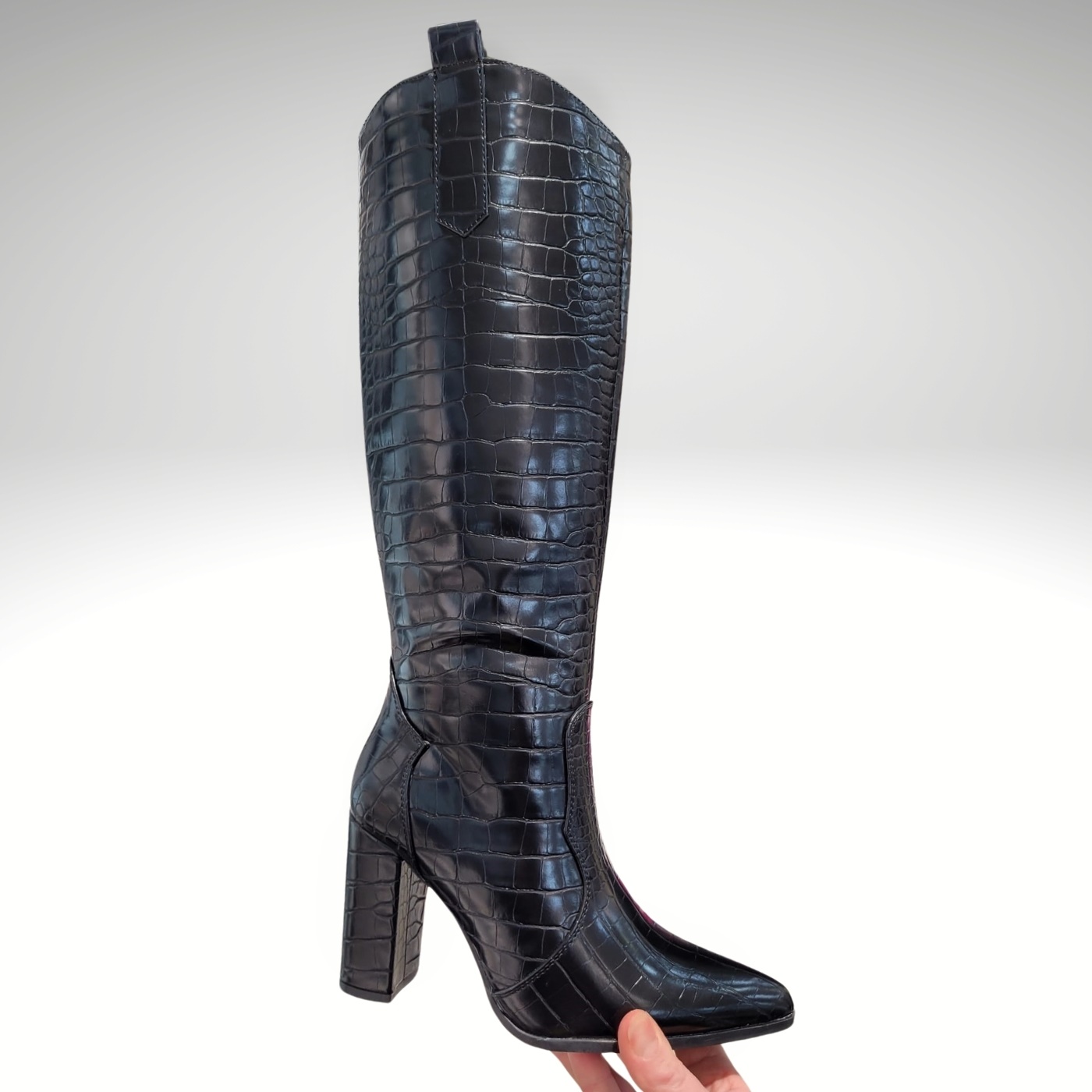 2615-10-022 – Zwarte cowboylaarzen met krokoprint en blokhak – Zwarte hoge laarzen met blokhak en crocoprint (2)