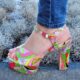 Sixties hakken met bloemenprint en brede hak | Gekleurde sandalen met plateau en bloemenprint