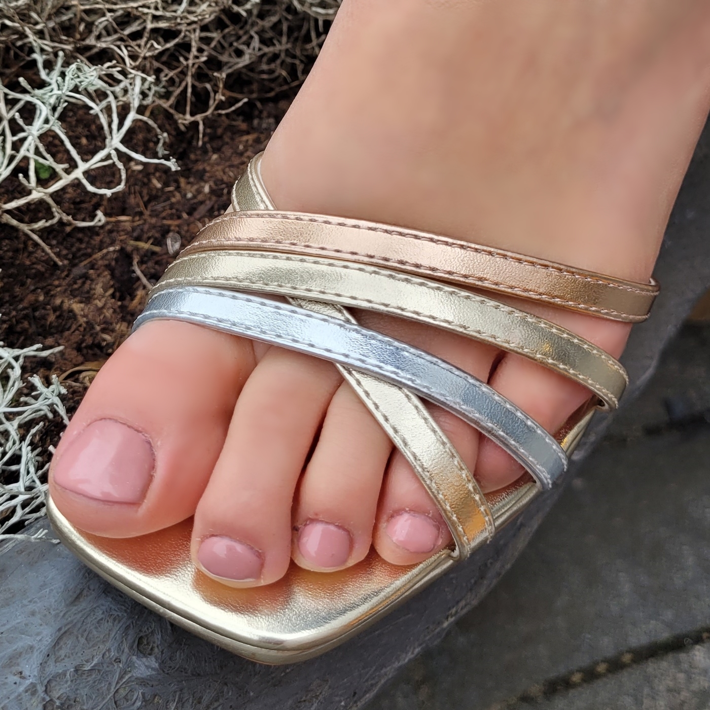 Gouden sandaaltjes met metaalkleurige bandjes | Gouden sandaaltjes met smalle bandjes en hak