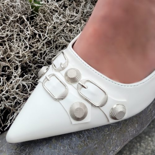 Witte pumps met studs en naaldhak | Witte puntige pumps met gespen en studs