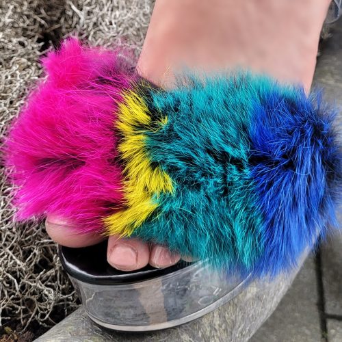 Hoge hakken met gekleurde pompom op de voet | Multicolour fluffy platform heels