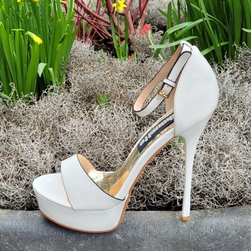 Witte superhoge high heels met smal enkelbandje | Witte killerheels met plateau en bandje