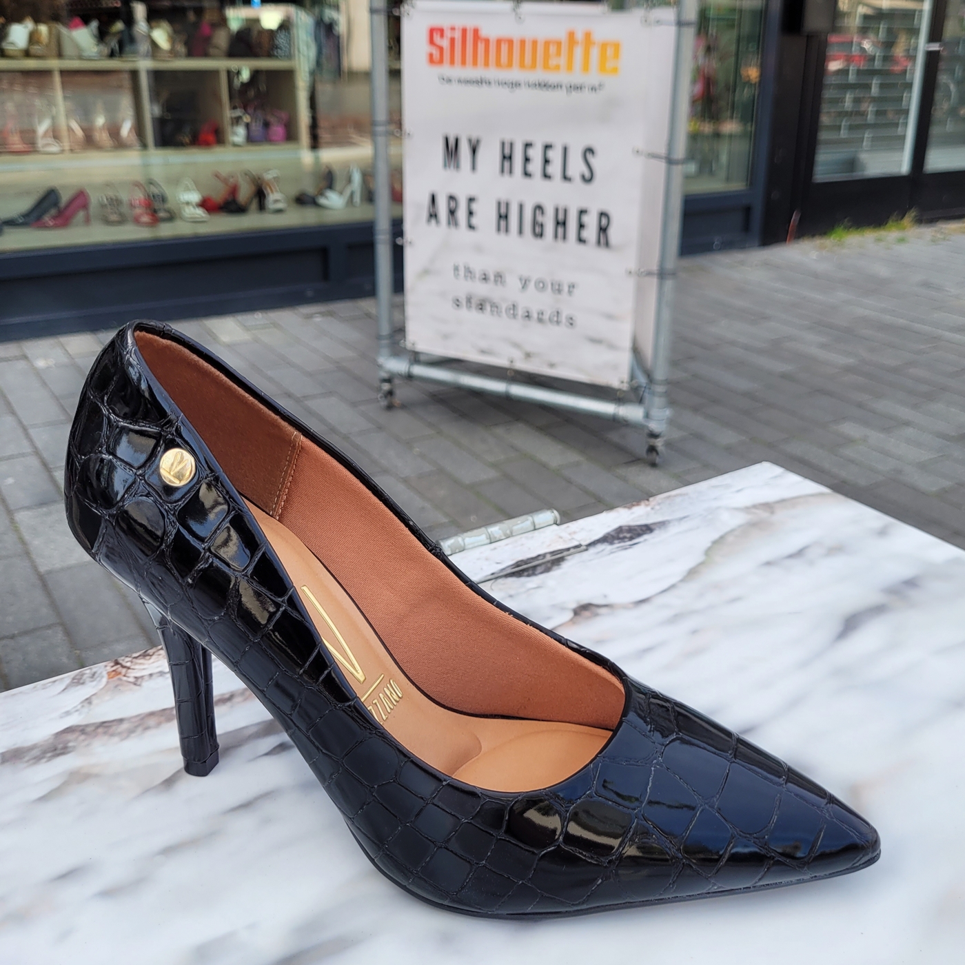 Zwarte lakpumps met krokoprint van Vizzano | Zwarte kroko pumps met naaldhak
