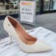 Off white lakpumps met krokoprint van Vizzano | Off white kroko pumps met naaldhak