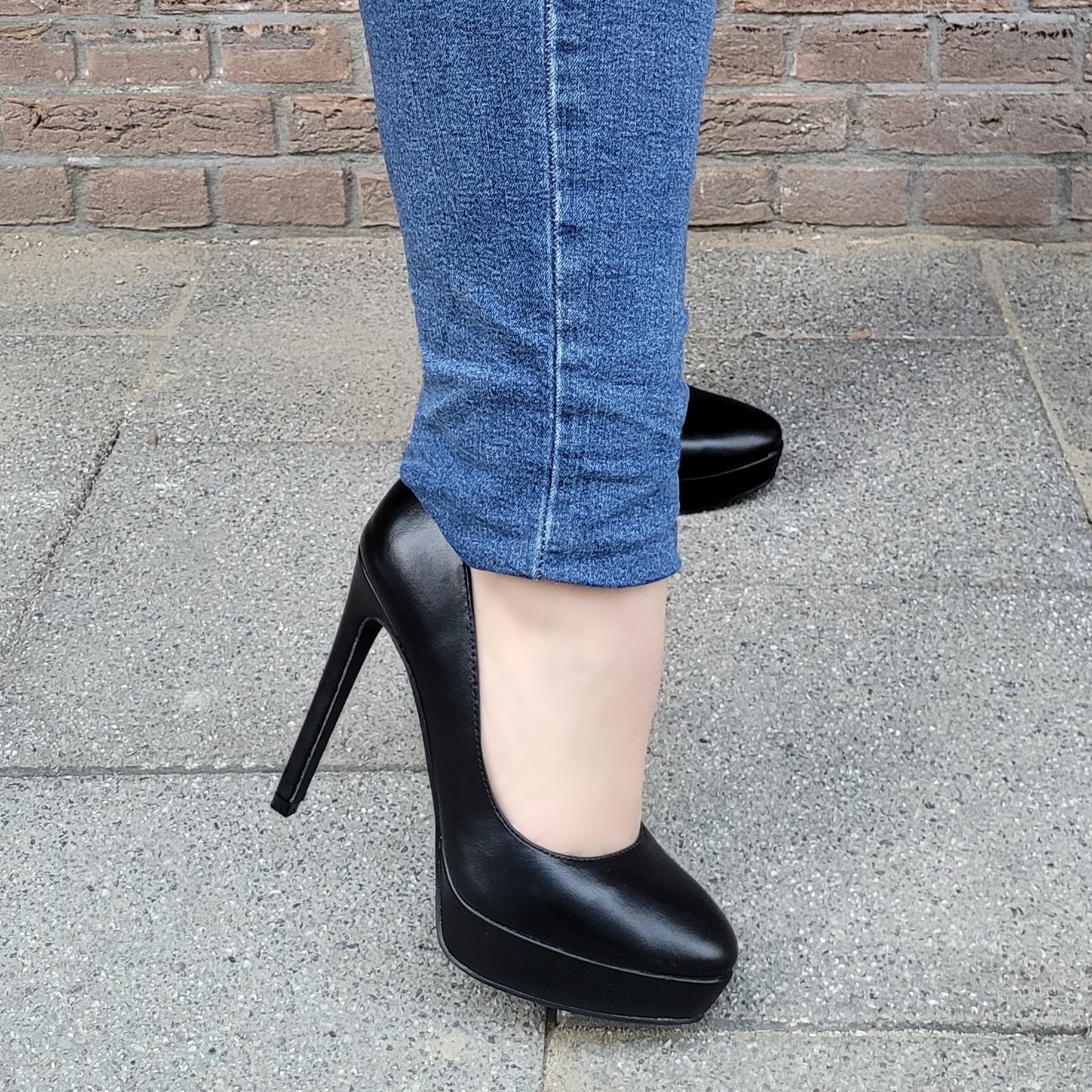 Zwarte pumps met ronde neus en hoge naaldhak | Zwarte plateaupumps met ronde neus