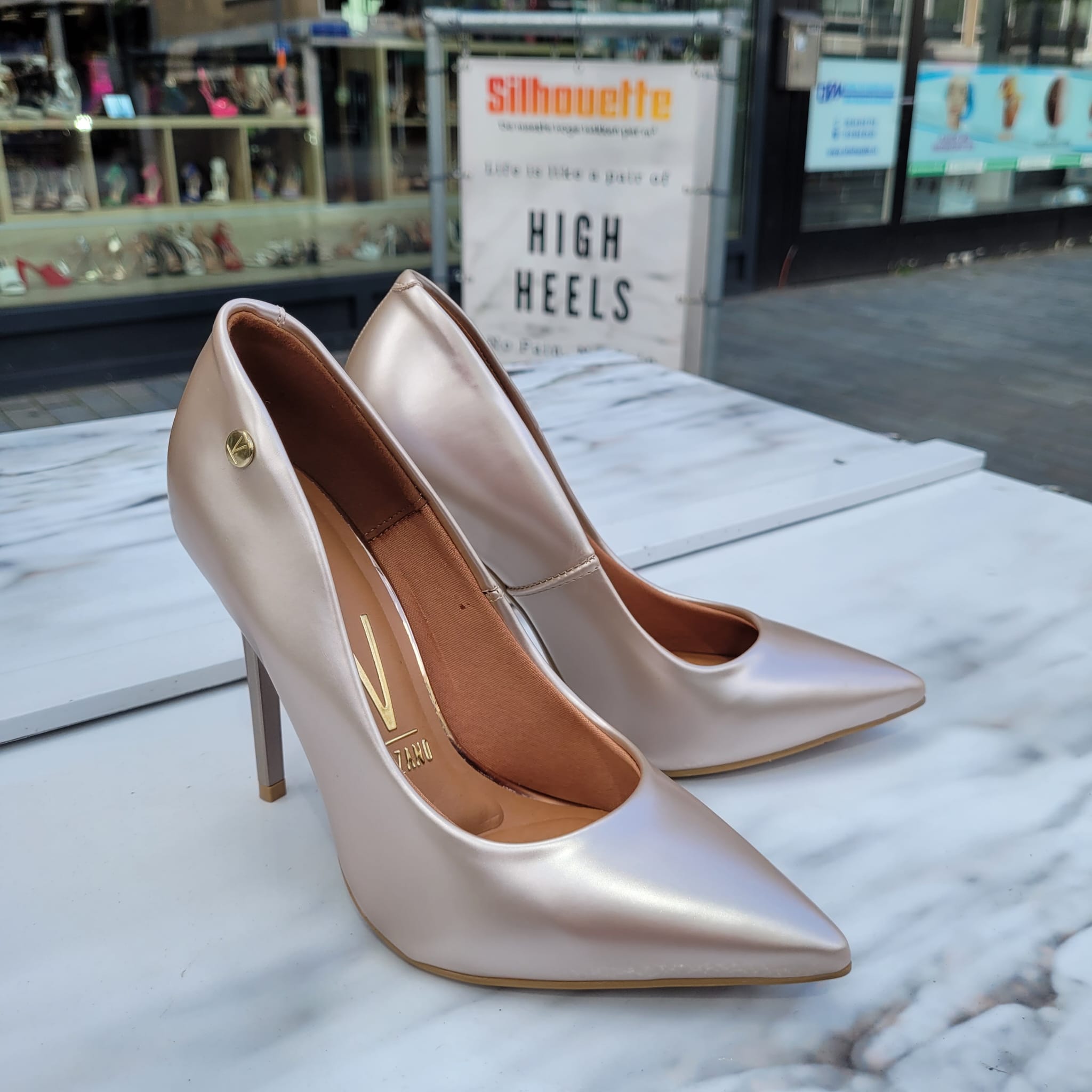 Champagnekleurige pumps met 10 cm hoge naaldhak | Hoge hakken in champagne kleur