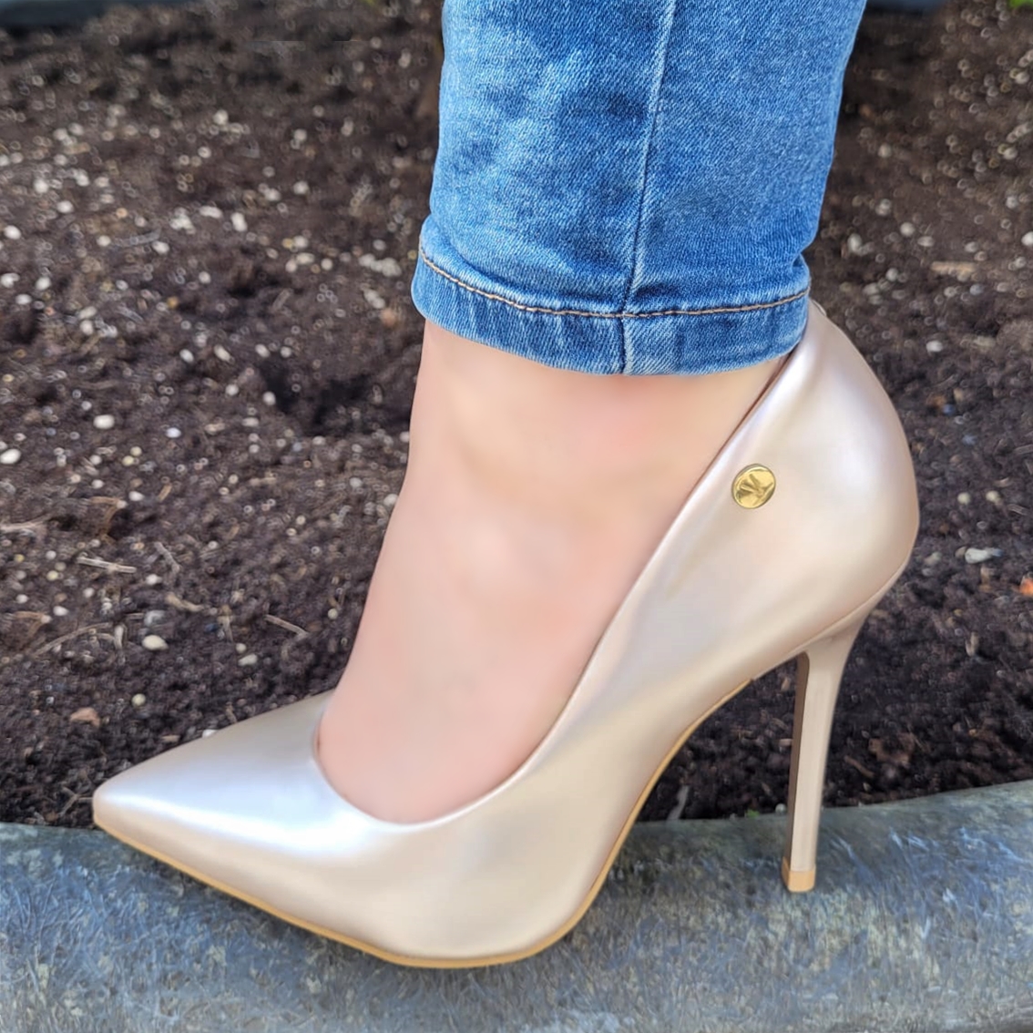 Champagnekleurige pumps met 10 cm hoge naaldhak | Hoge hakken in champagne kleur