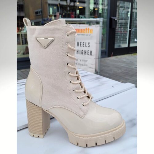 Creme veterboots met stevige hak | Off white enkellaarzen met veters en blokhak