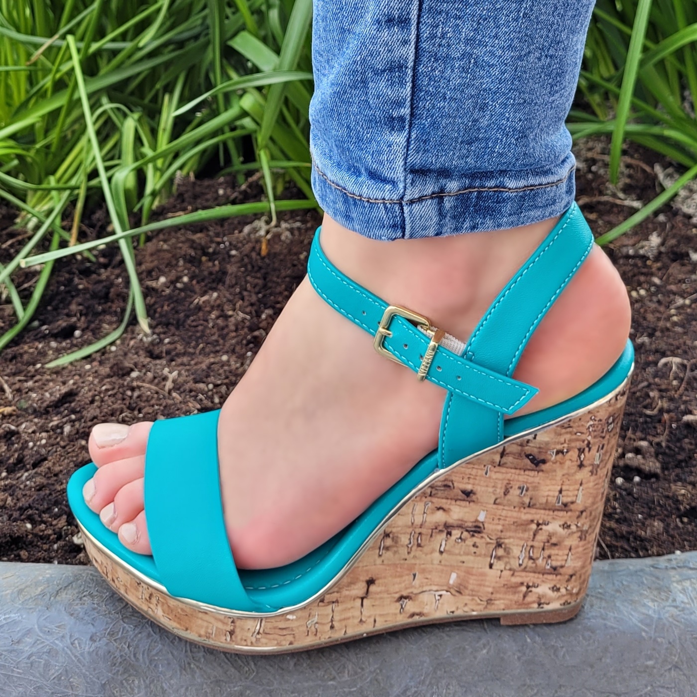 Turquoise sleehakken met gouden details | Turquoise sandalen met sleehak