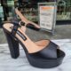 Zwarte plateauhakken met open teen en bandje | Zwarte platformsandalen met hoge blokhak