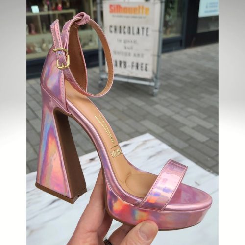 Roze plateau hakken met hologram effect | Roze metallic sandalen met brede hak