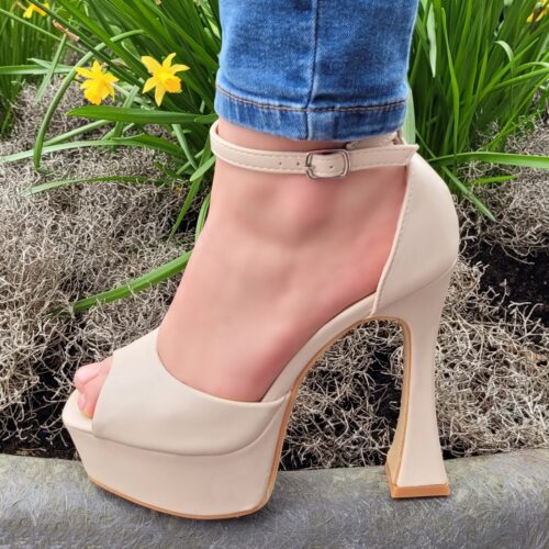 Beige hoge sandaal met zandloperhak | Beige peeptoe sandalen met plateau en diabolohak