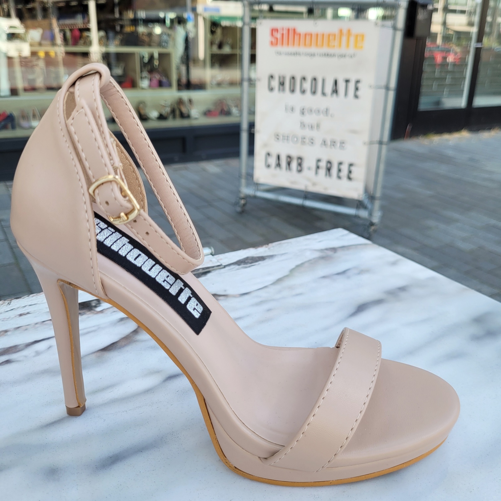 Beige sandalen met 11 cm hak en smalle bandjes | Beige high heels met smalle bandjes