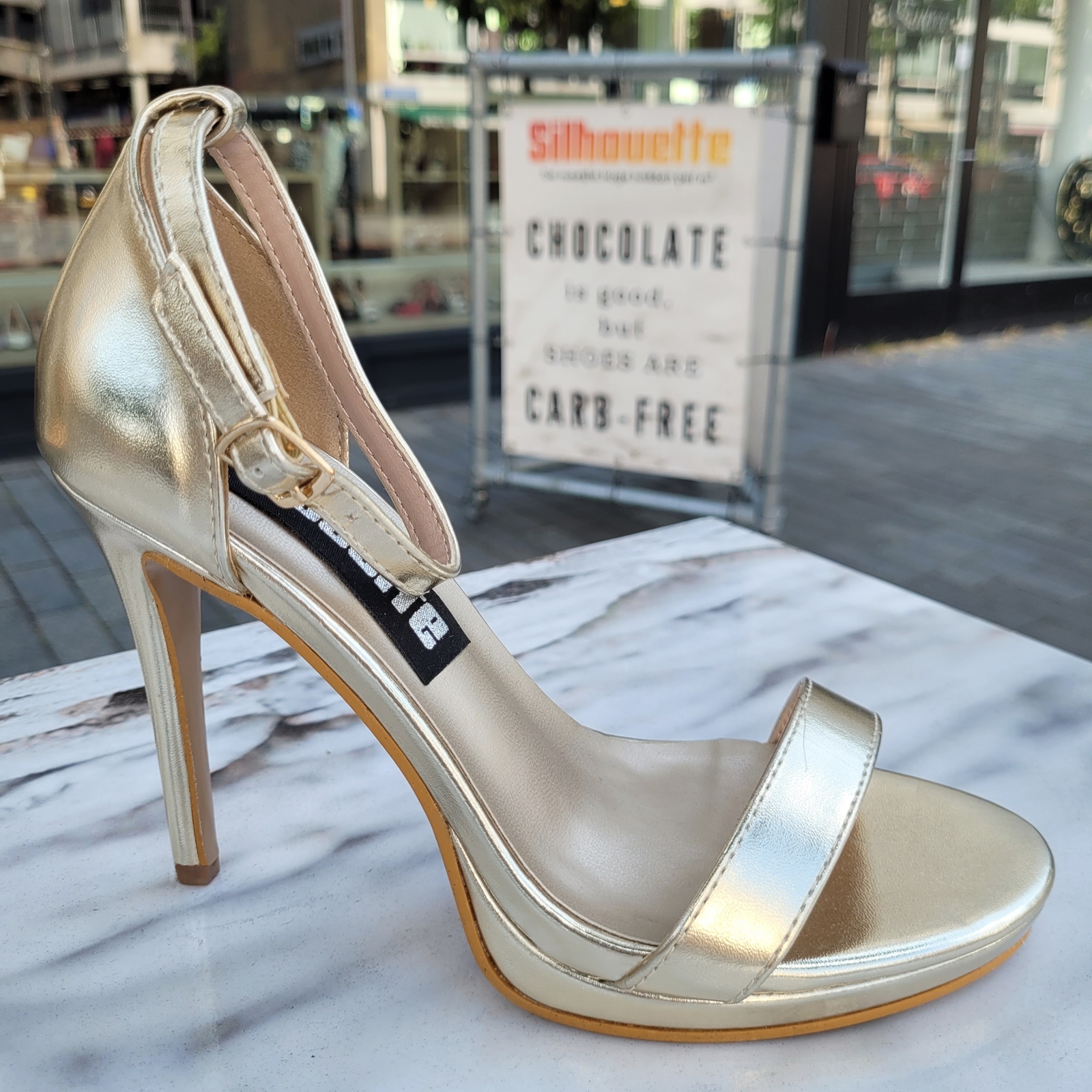 Gouden sandalen met 11 cm hak en smalle bandjes | Gouden high heels met smalle bandjes