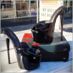 Pleaser slippers met extra hoge platform en naaldhak | Lak plateauslipper met hoge naaldhak